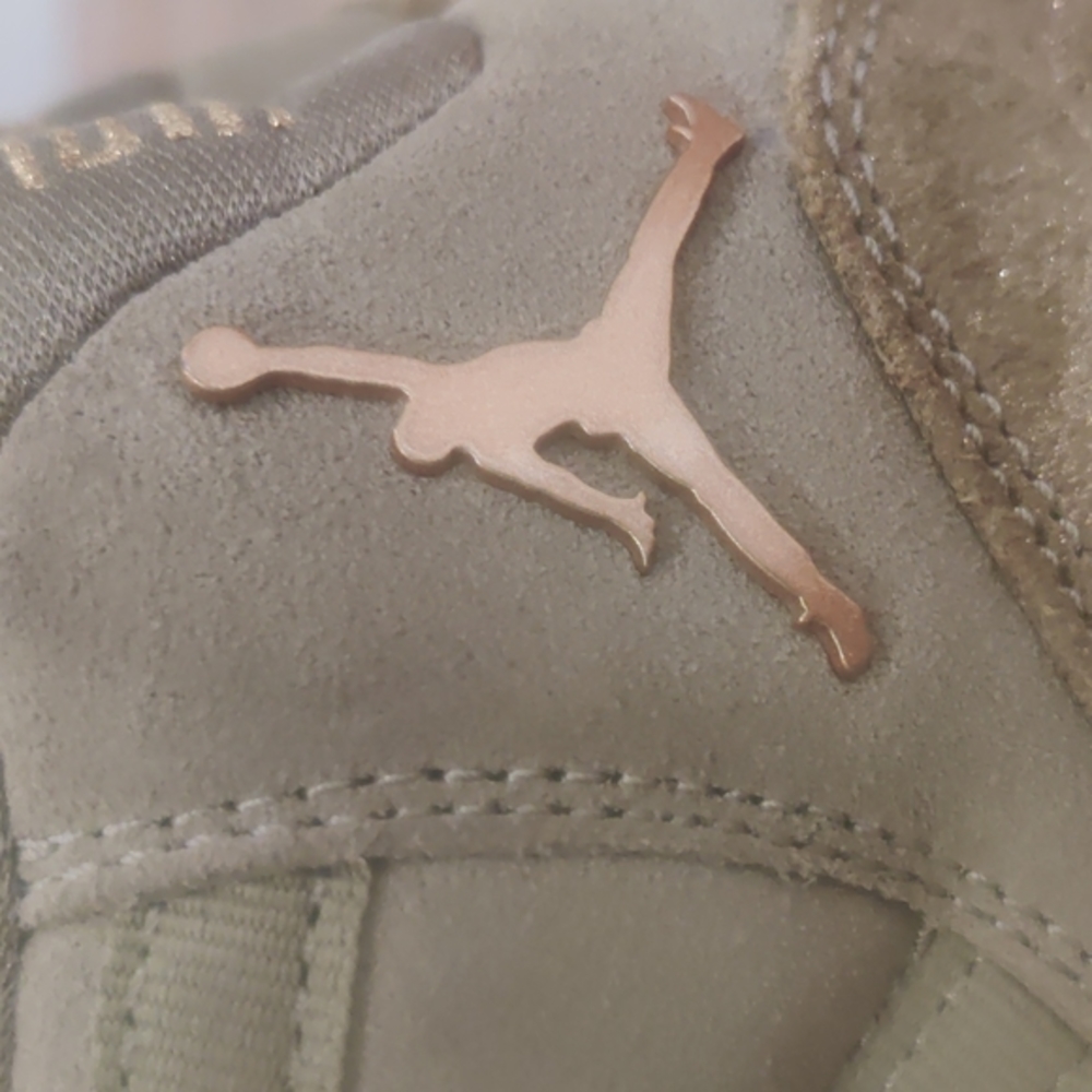 Jordan 11's Olive Lux - Picture 11 of 11